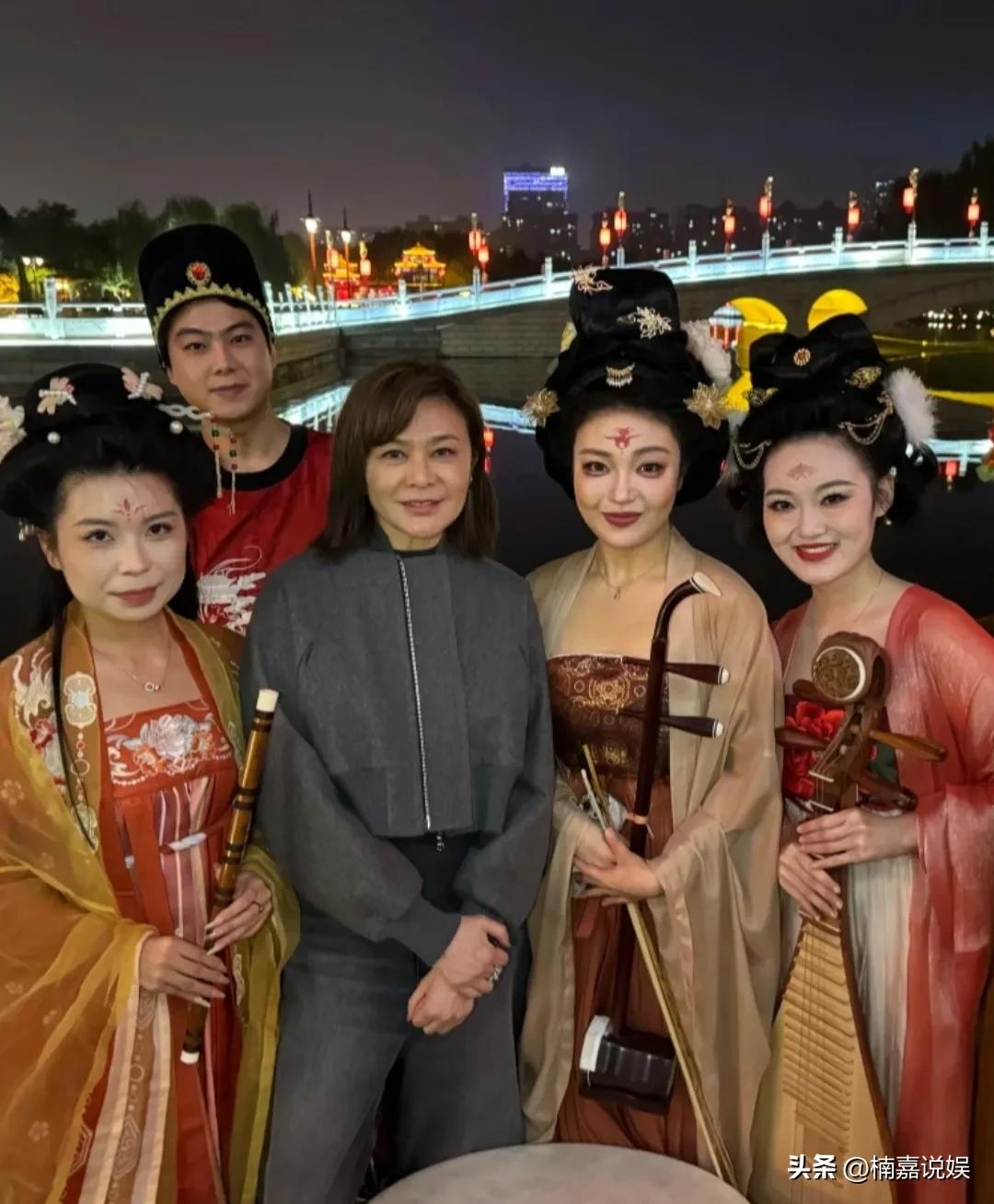 “香江第一美人”关之琳，现身西安游玩，无美颜生图特别真实。
64岁的关之琳，留着