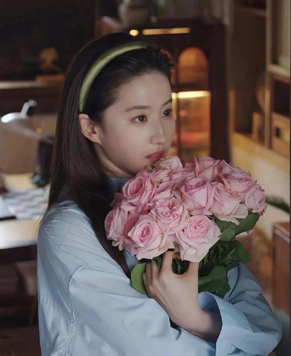 终于明白刘亦菲为啥不结婚了！
不是没人追她，
而是她今年也37岁了，居然觉得结婚