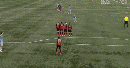 GOAL！热刺1-0塔姆沃思 加时赛第10分钟，波罗任意球低平传入禁区，布伦南打