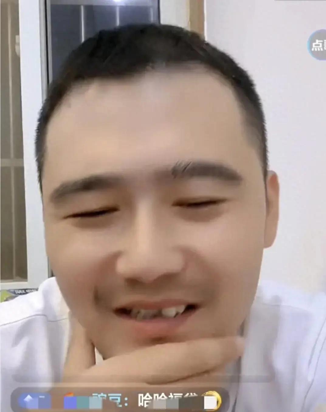 深夜，小宋和铁锤带着儿子和老丈人前往南京。走在去火车站的路上，小宋开始分享他与铁