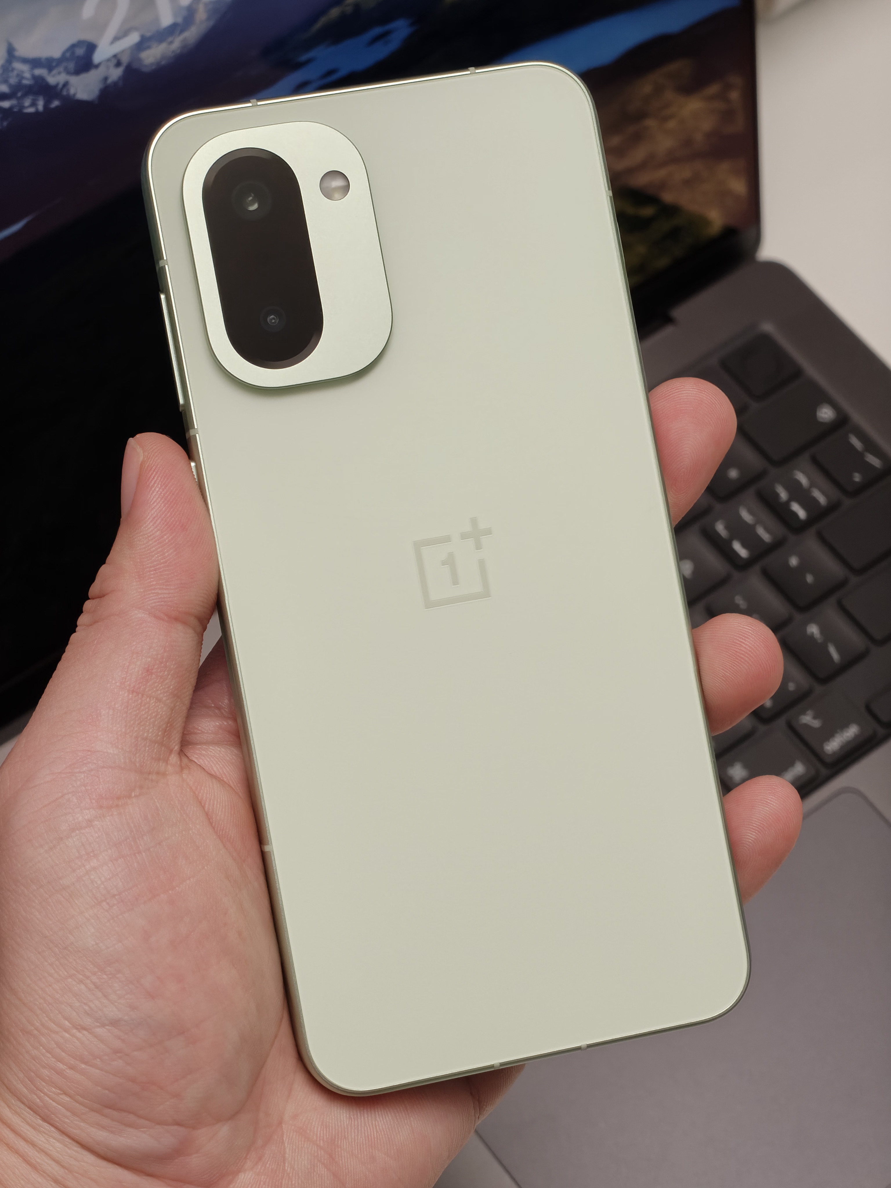 其实这玩意也挺牛逼的，8300mAh 只比 10000mAh 少了一分钟，说明优