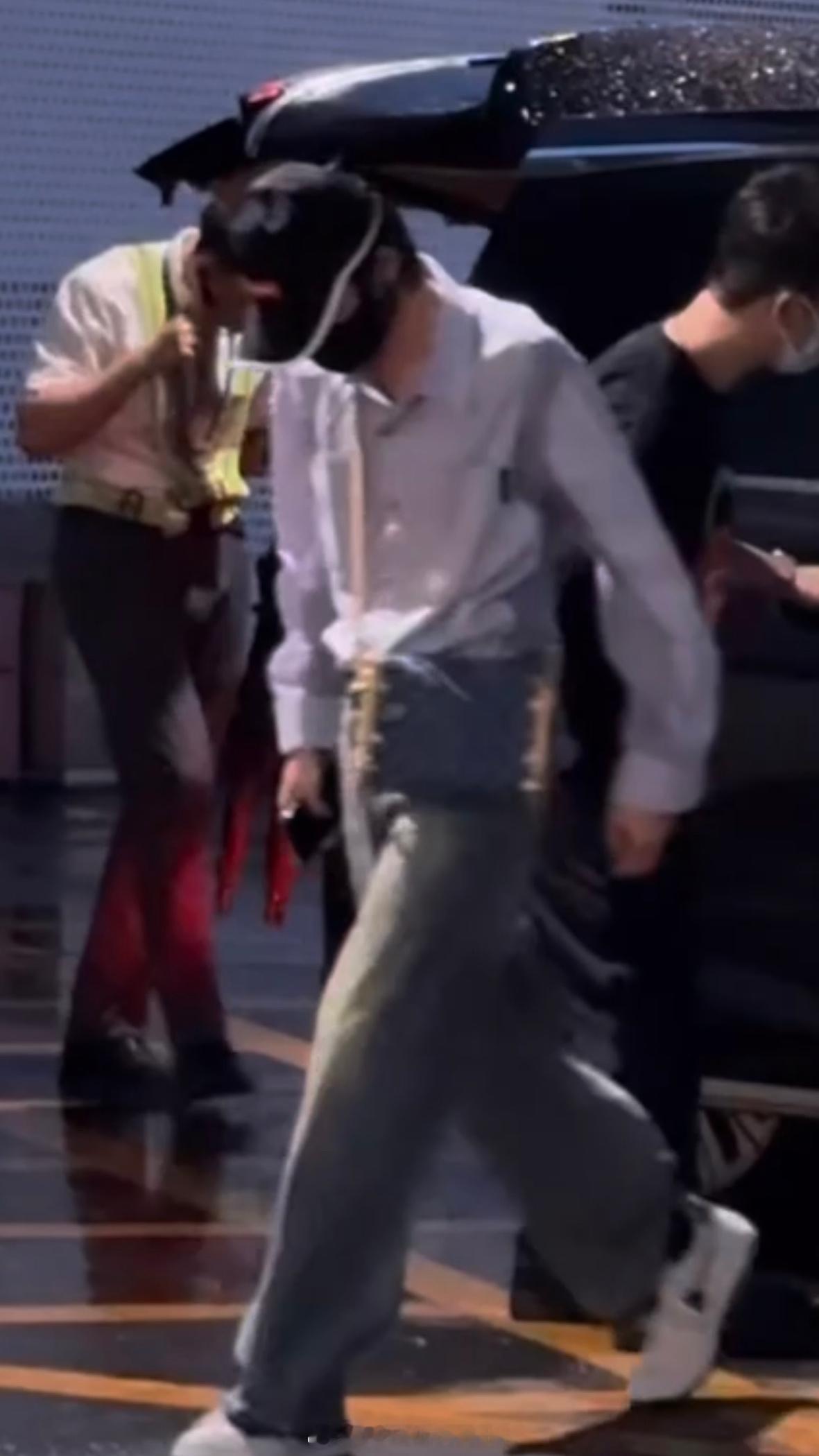 怎么老是爱低头看自己
