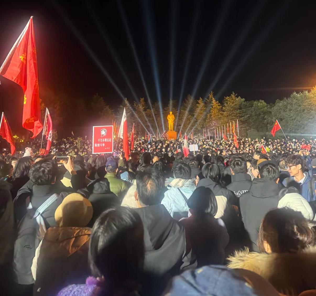 凌晨的湘潭，被一种力量点亮了。

12月26日，毛主席诞辰。天还没亮，湘潭毛泽东