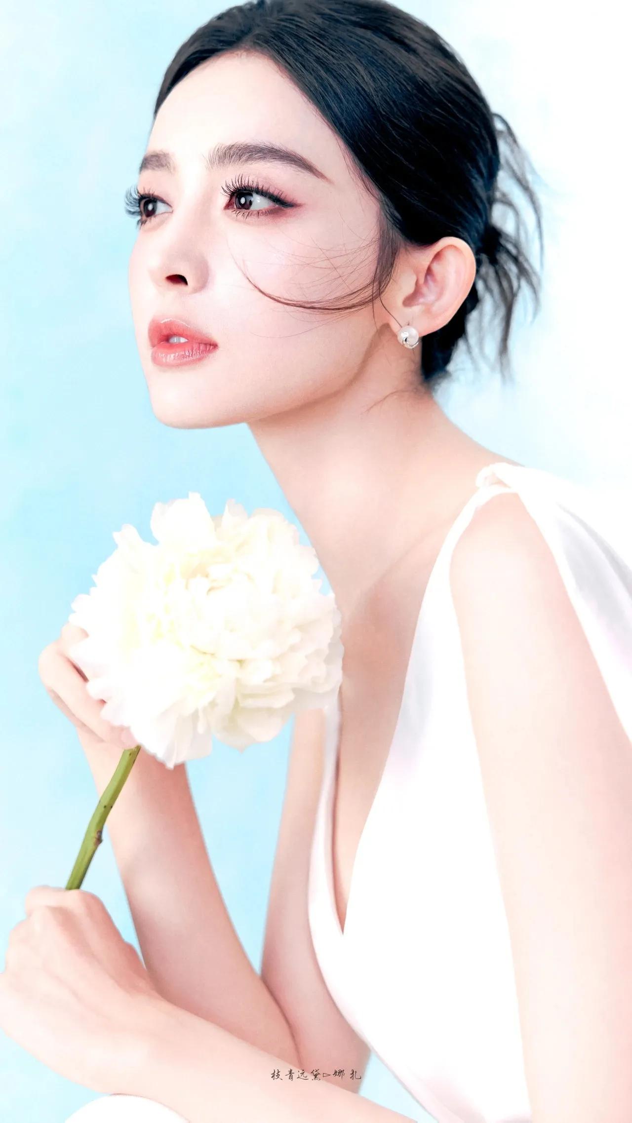 迪丽热巴和古力娜扎，哪一个更漂亮迪丽热巴属于浓颜系美人，五官量感大，组合在一起视