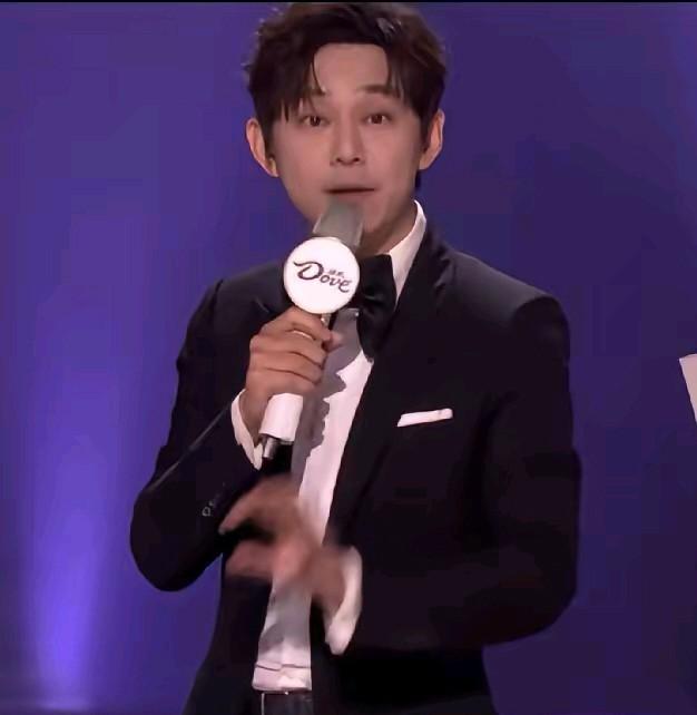 一觉醒来，
估计全网都替何炅捏把汗，
他可能自己都想不到，竟然还有自己救不了的场