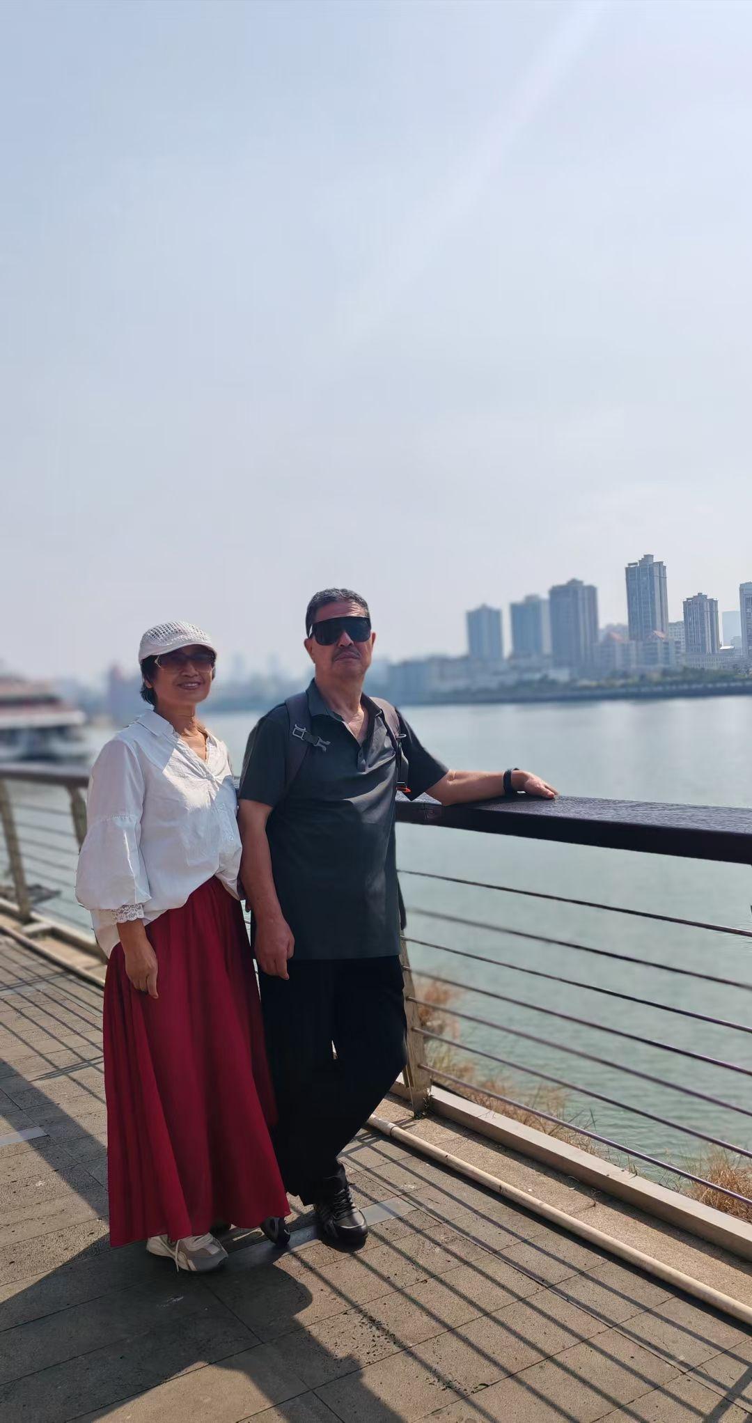 人活到这把年纪，算是彻底想明白了，日子过得好不好，真不是看银行卡里的数字有多长。