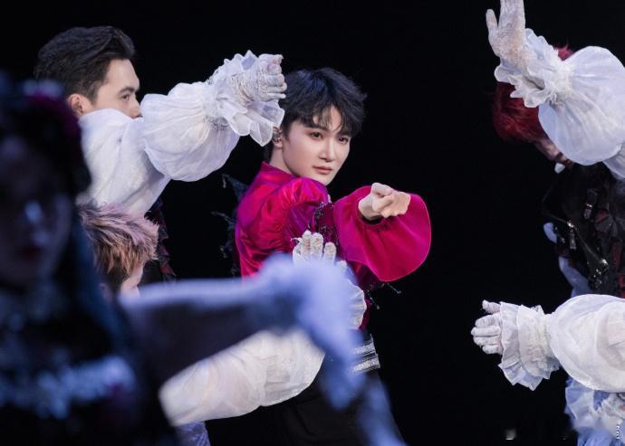 周深怎么还有两幅面孔了 被歌迷叫“宝贝”时的反应像只炸毛的小猫，怼完又自己偷偷顺