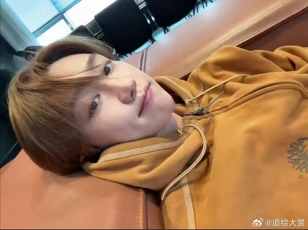 徐明浩这里不是T台 八老师的气场藏不住了！美术馆散步、机场赶路都像在走T台，轻松