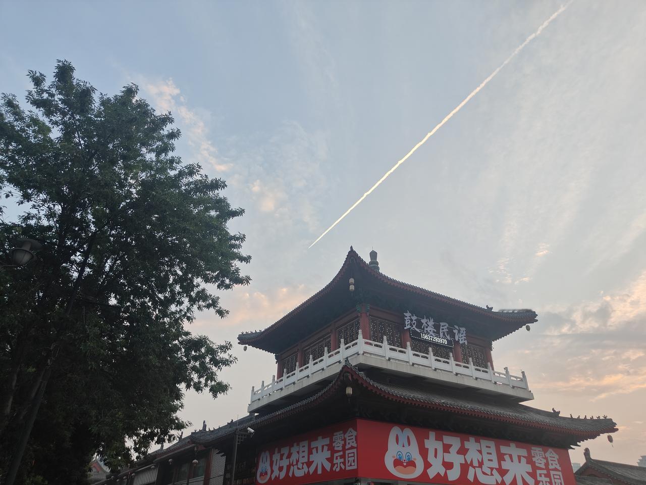划过早上的天空
