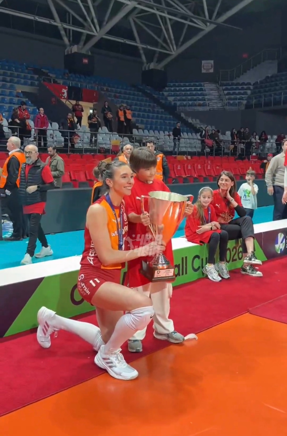 转眼间🇹🇷纳兹的儿子也这么大了，8岁了！还记得当年她和高兹德都怀孕了，还上场