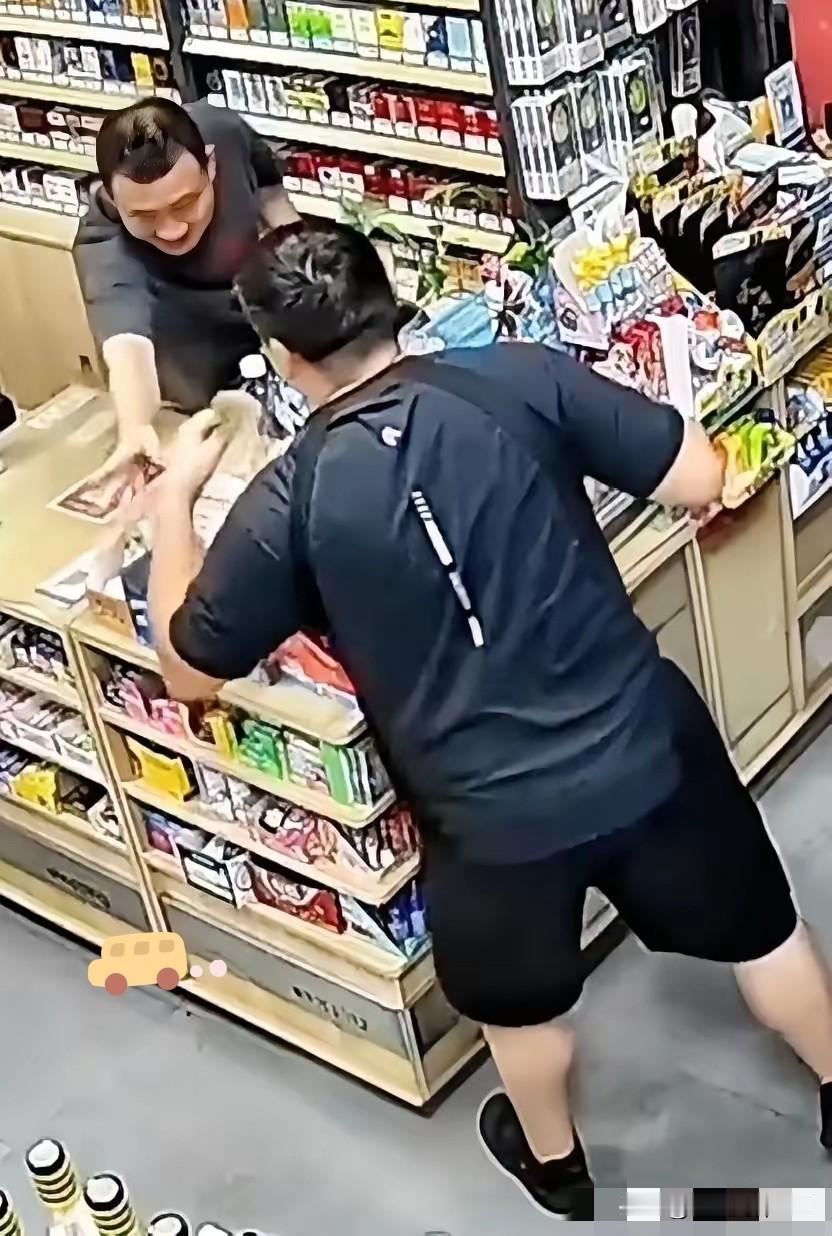 女子捂着头匆匆走进超市，着急问：“能送俩塑料袋吗？这雨下太大了，我寻思扣脑袋上。