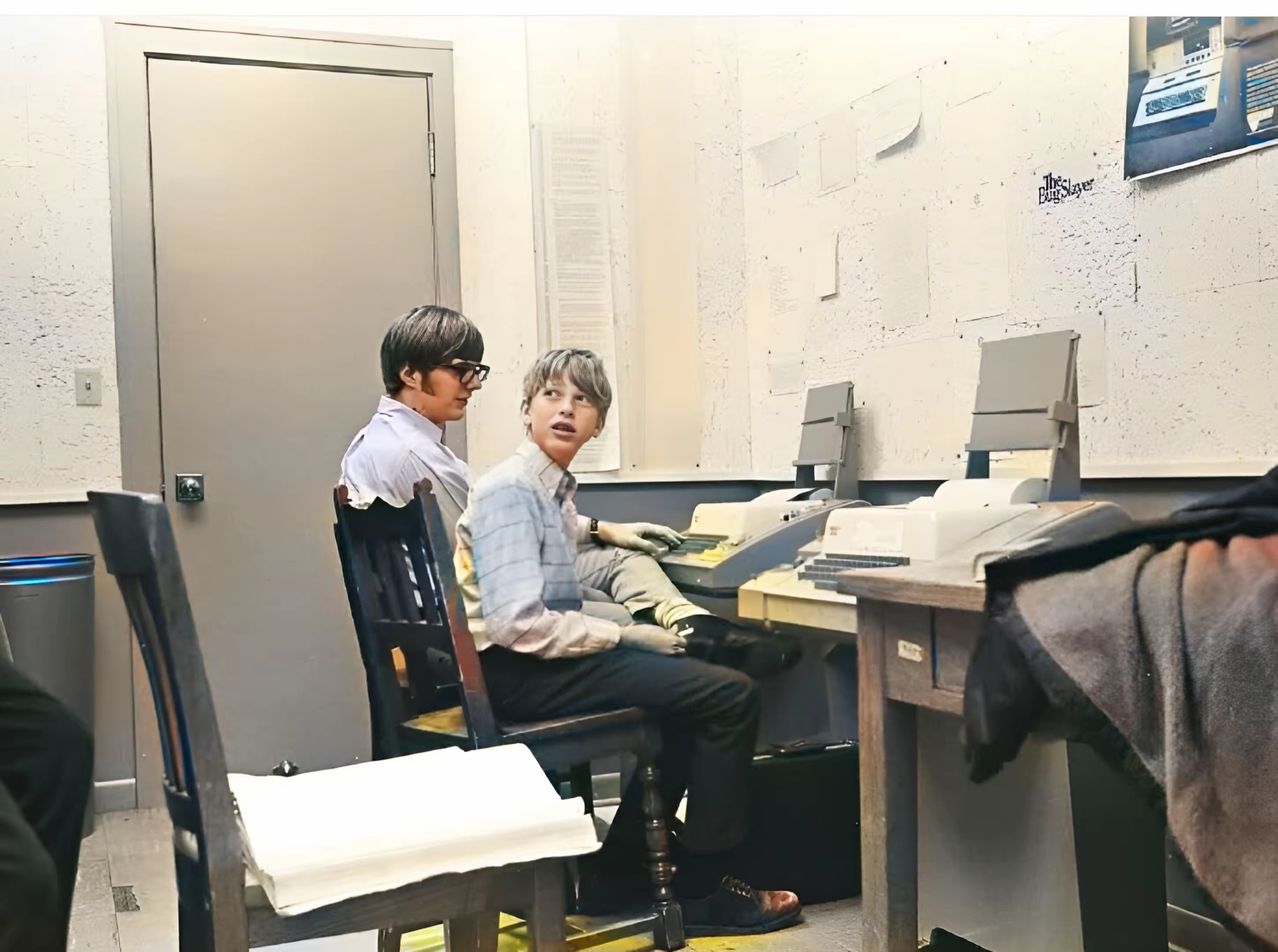 微软最早联合创始人的两度合影。一九七零年，西雅图湖畔中学的两个学生坐在一起使用打