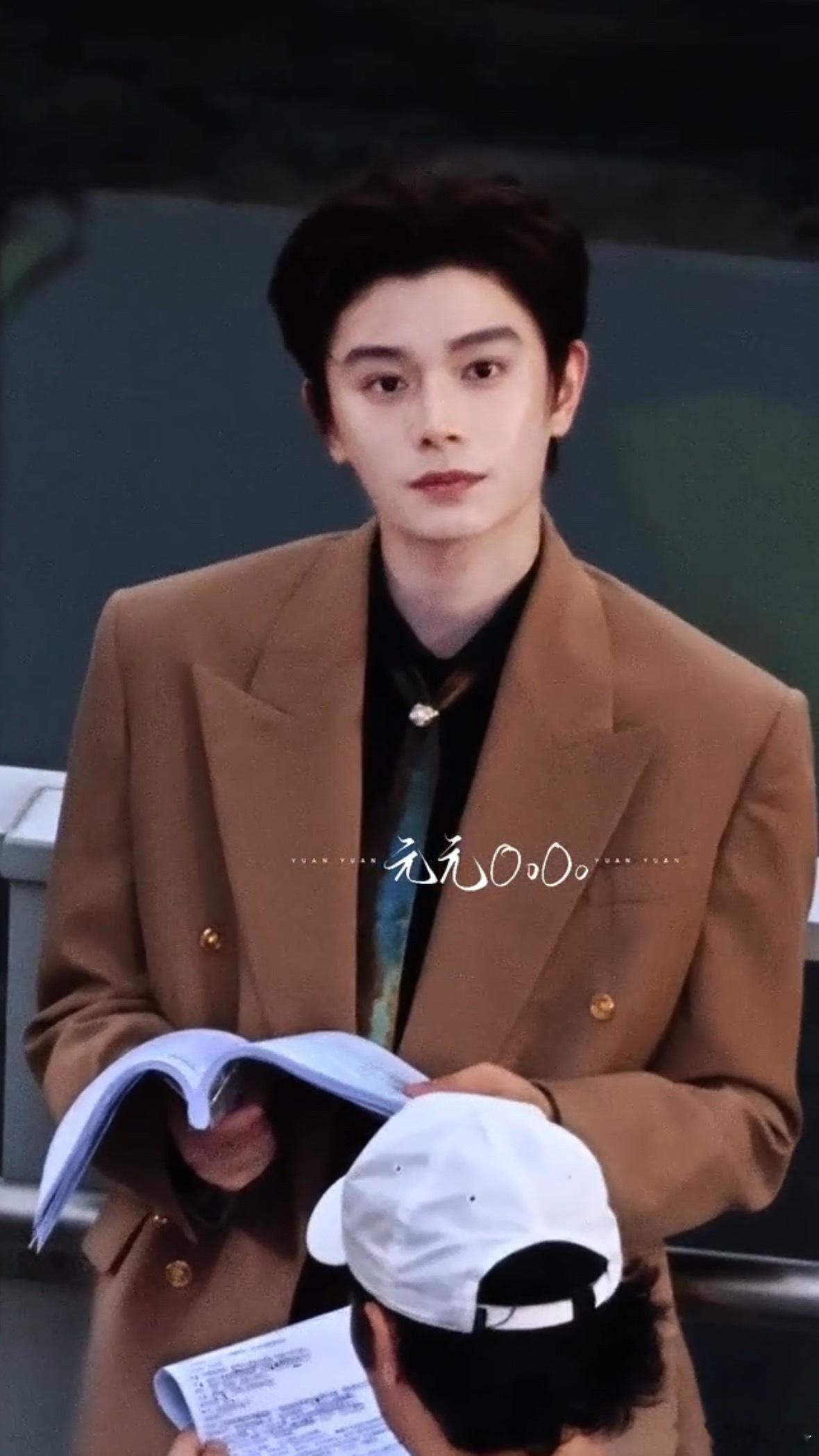 你们觉得沈教授戴眼镜会奇怪吗，会不会不符合稳重的人设 ​​​