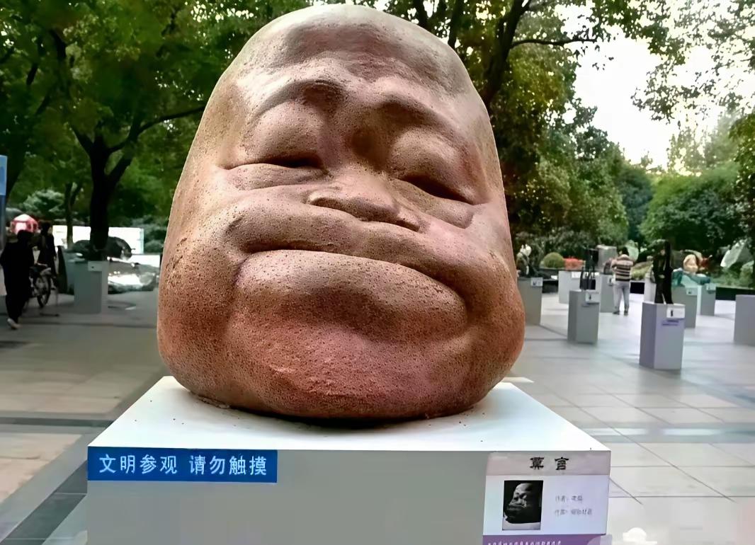 百姓反感莫言作品有几层现实原因：一，书中大量不切实际的过度渲染苦难、暴力、粗鄙场