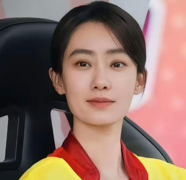 张小斐这次，是真敢赌。

周星驰的《功夫女足》，给她两个选择。要么拿800万固定