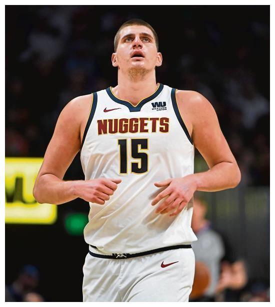 这个胖子，上周西部最佳球员。上周场均26分，17篮板，14助攻，率队4战全胜。这