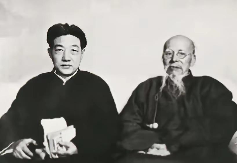 1954年，90岁的齐白石听说徐悲鸿走了，硬要下跪磕头。旁人拦他：您大他三十多岁