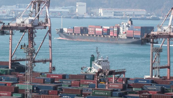 韩国出口连跌 8 个月，对中美欧出口全部下滑，芯片出口大跌 36.2%
其实看到