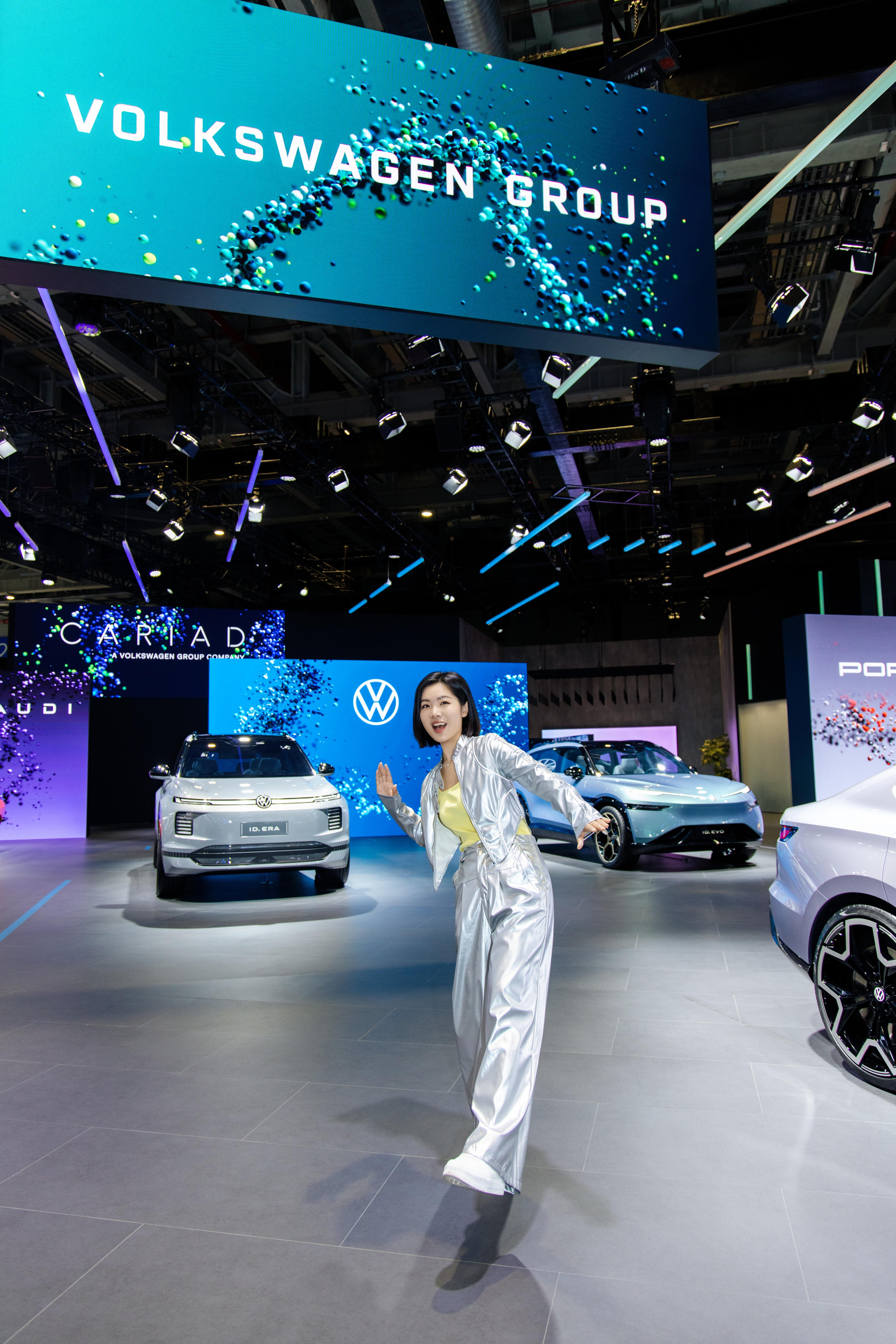 朋友们，今天我在上海进博会大众汽车集团展台主持，听说今天会有大事发生，一会儿就要