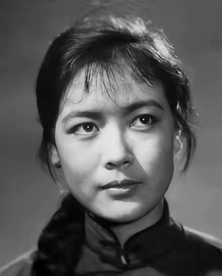 八一厂当家花旦葬礼两任丈夫集体缺席，临终一句“我恨我自己”，道尽多少婚姻里的身不