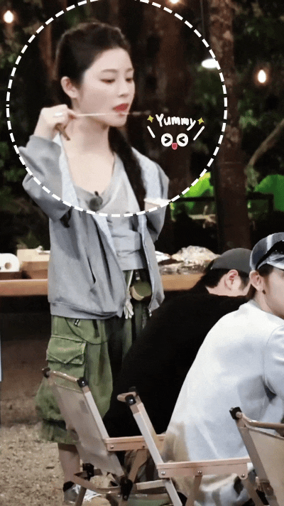 姚晓棠看见美食是真吃啊 撸串就要像姚晓棠这样真吃，吃得香萌得狠，腮帮子鼓鼓超可爱