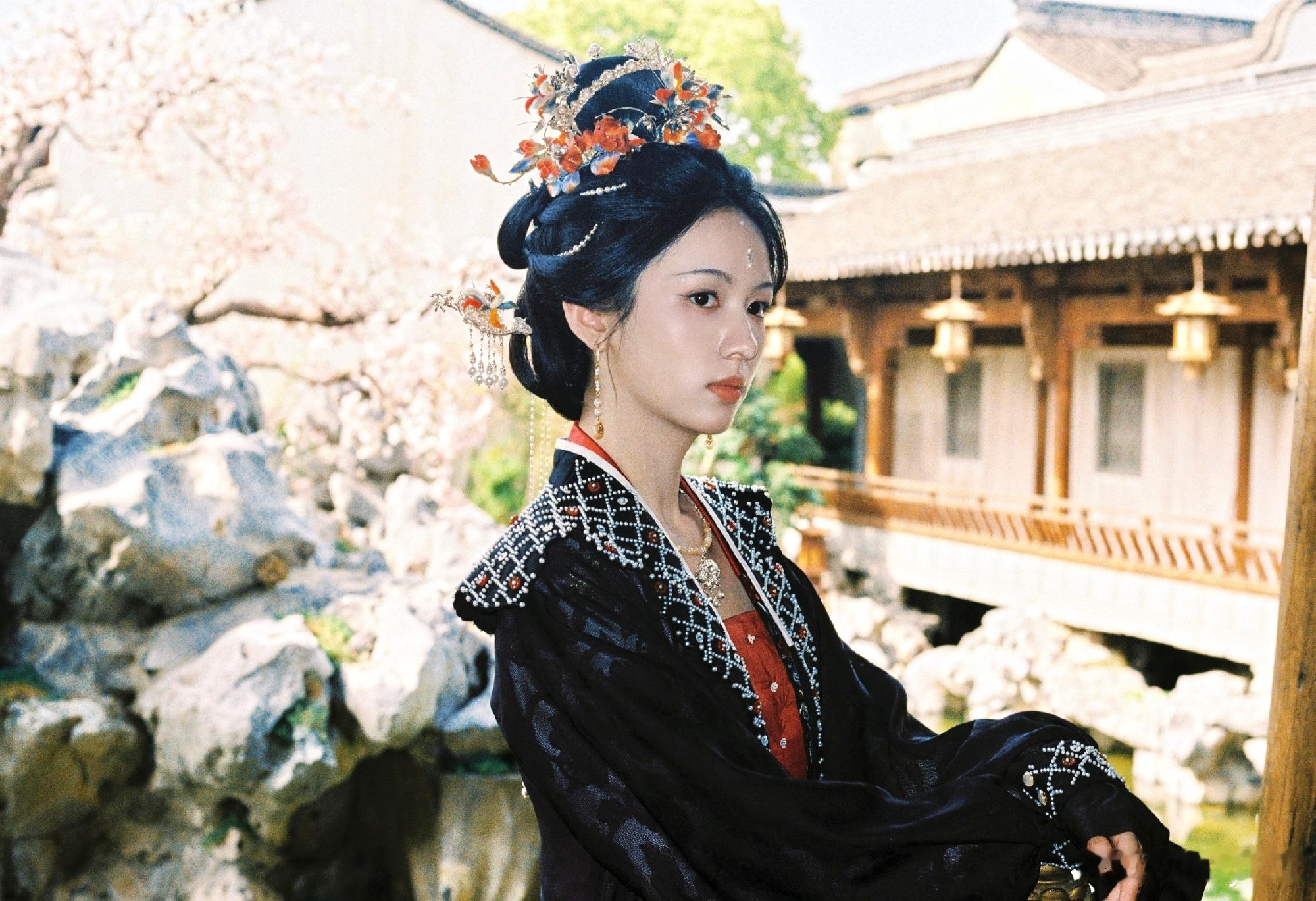 周也一口气发了36宫格周也发36张也太舍得了吧！谢清圆在花絮里美得像画报，这种营
