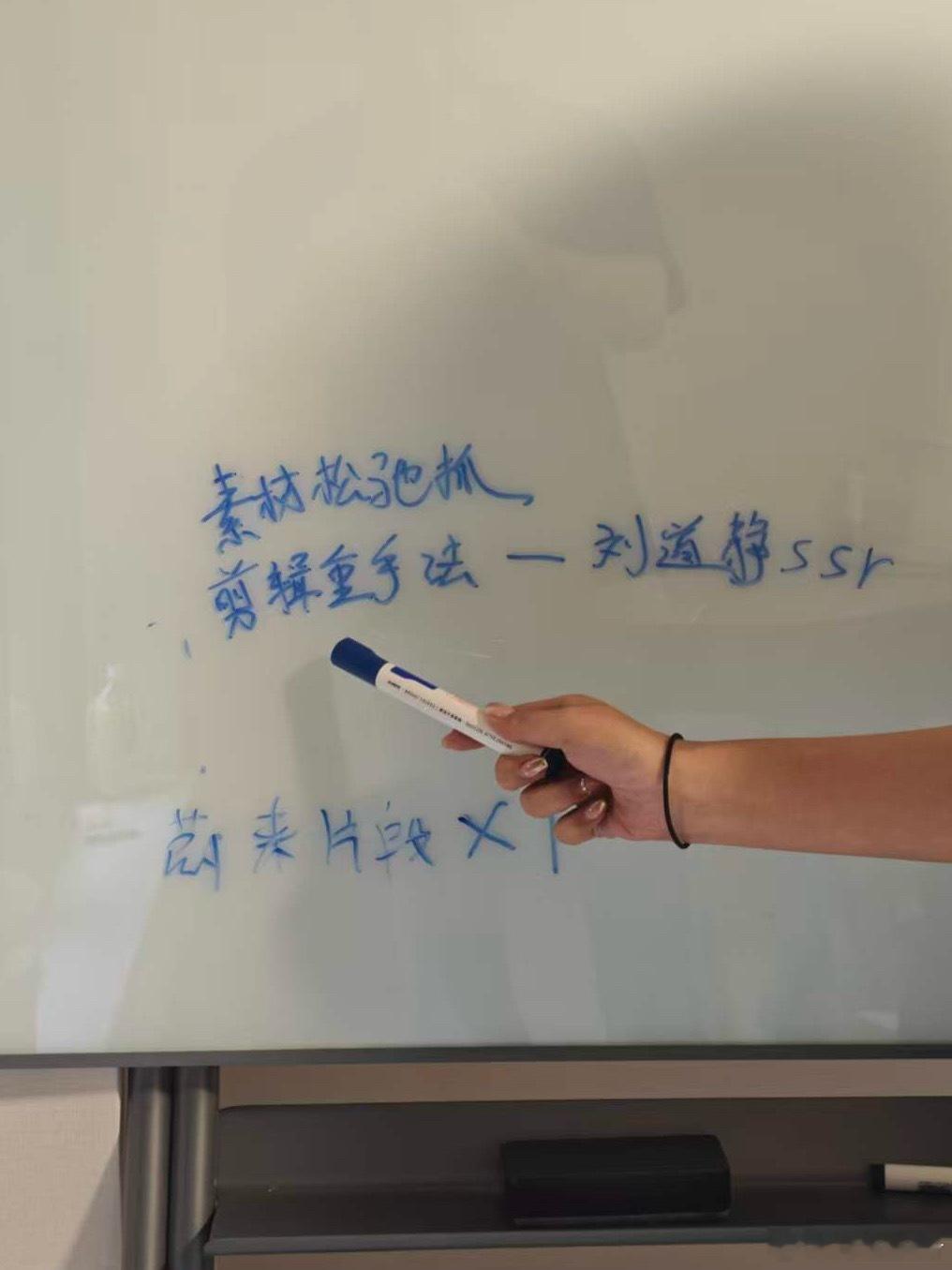 咳咳（敲黑板）今天开会的核心重点啊大家记一下这外面自媒体课不得收你个3999[d
