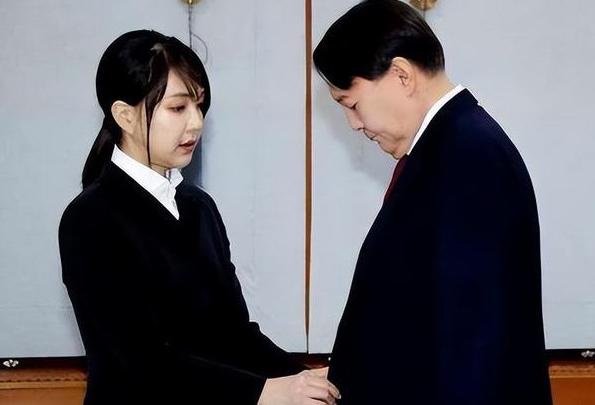 金建希被抓之后，尹锡悦也不闹了！乖乖戴上手铐和脚镣走出拘留室，治疗眼疾重要。

