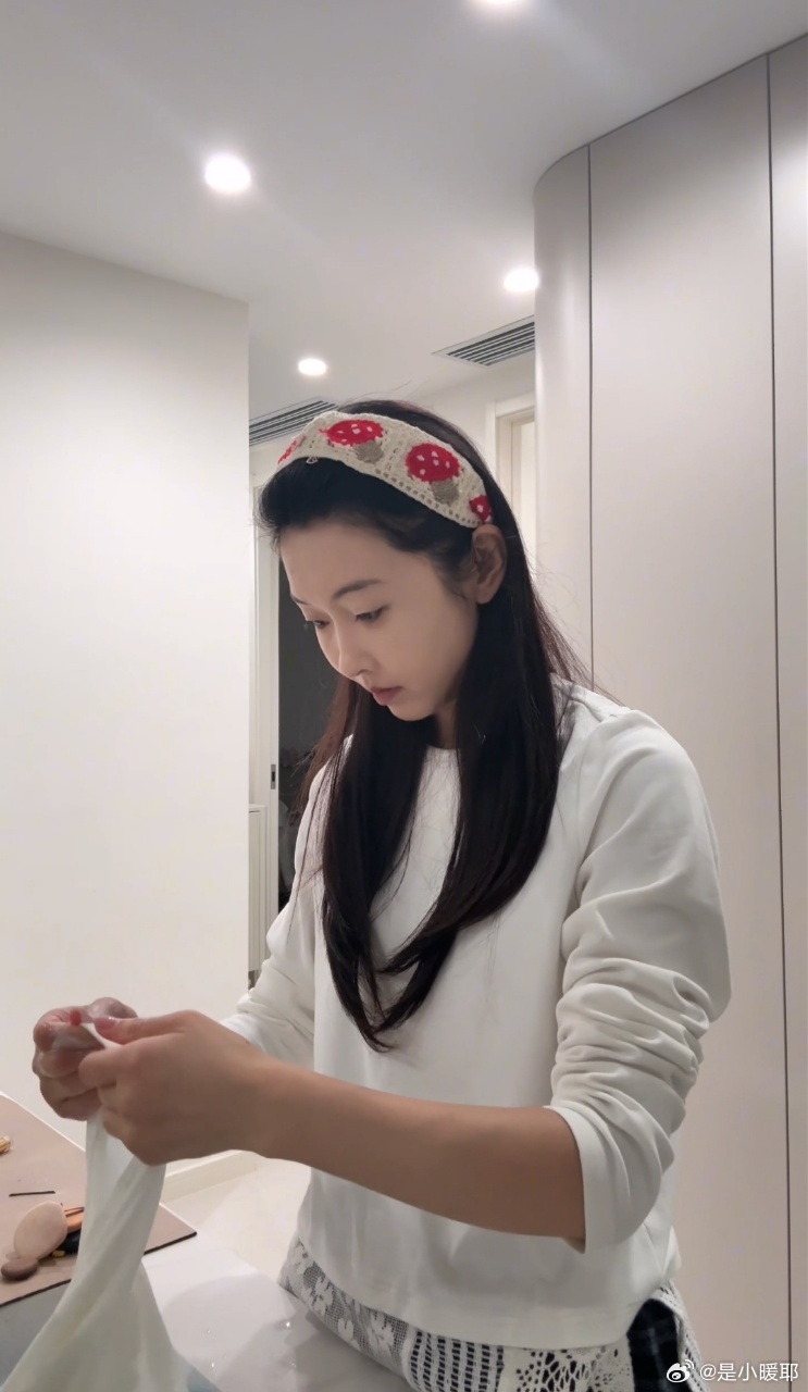 宣璐vlog沉浸式做家务看宣璐如何轻松自在地打扫卫生，她的家务不仅是清洁，更是放