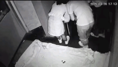 男孩真是一个演员，只用了一招就把女孩追到手了，这招你们男孩子要多学学啊，说不定爱