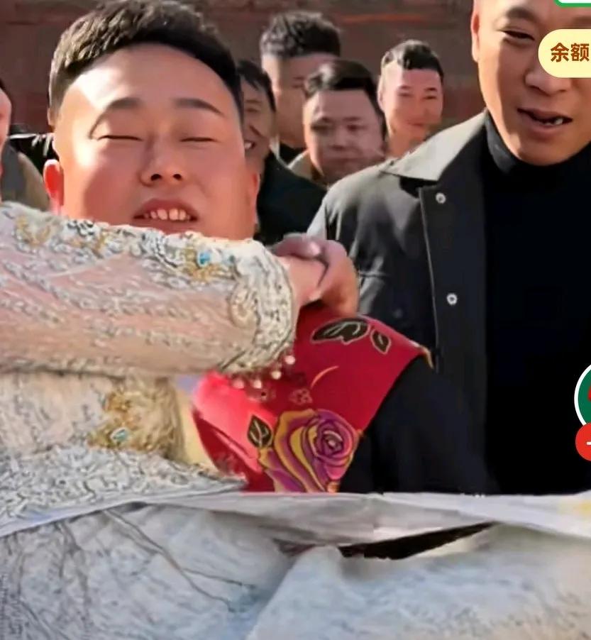 新人结婚新郎快抱不动新娘了，老表来帮新郎把新娘抱到家门口，
然后又还给新郎自己抱