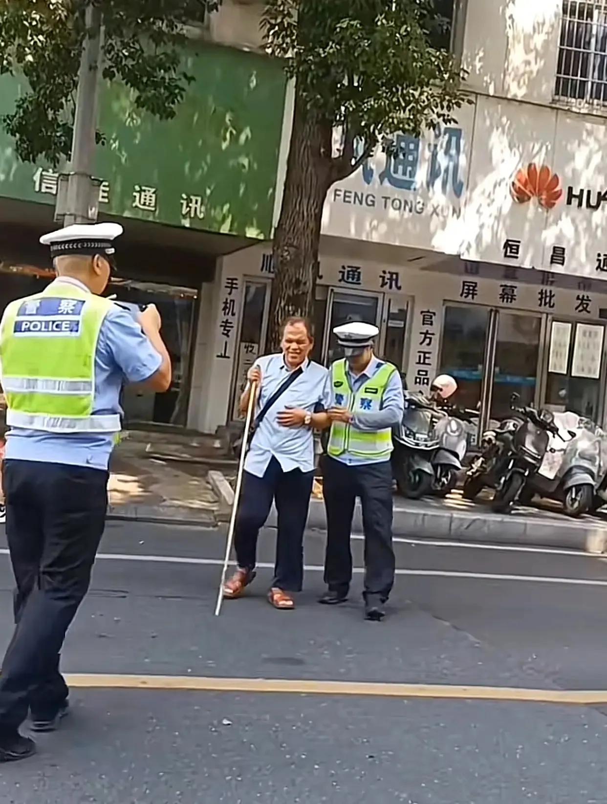 这才是真正的良心交警！