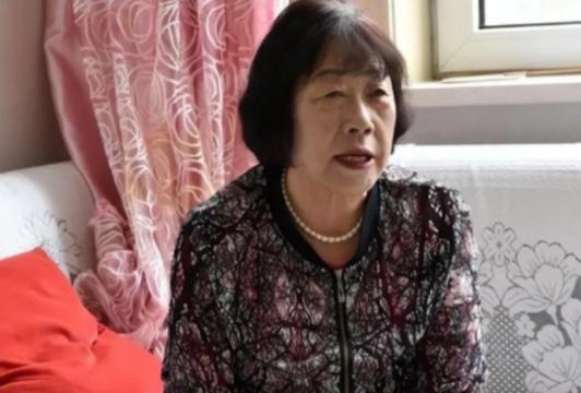 1981年，内蒙一男生考上大学，向女老师报喜，女老师高兴的从兜里掏出20块钱，塞