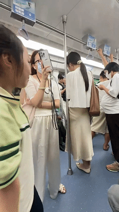 这才是最好的家教！

近日，广东一妈妈跟女儿乘地铁出去玩时，看到自己前面站着一位