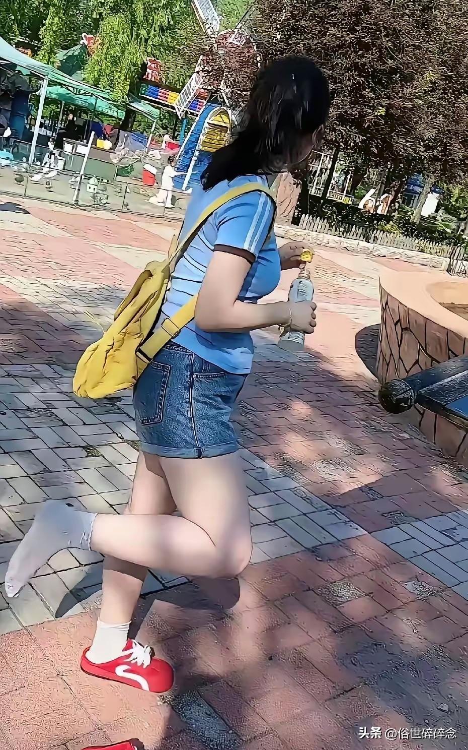 看着像大学生，实际才15岁，照片还是男生发出来的，早恋这事大家怎么看？
小姑娘穿
