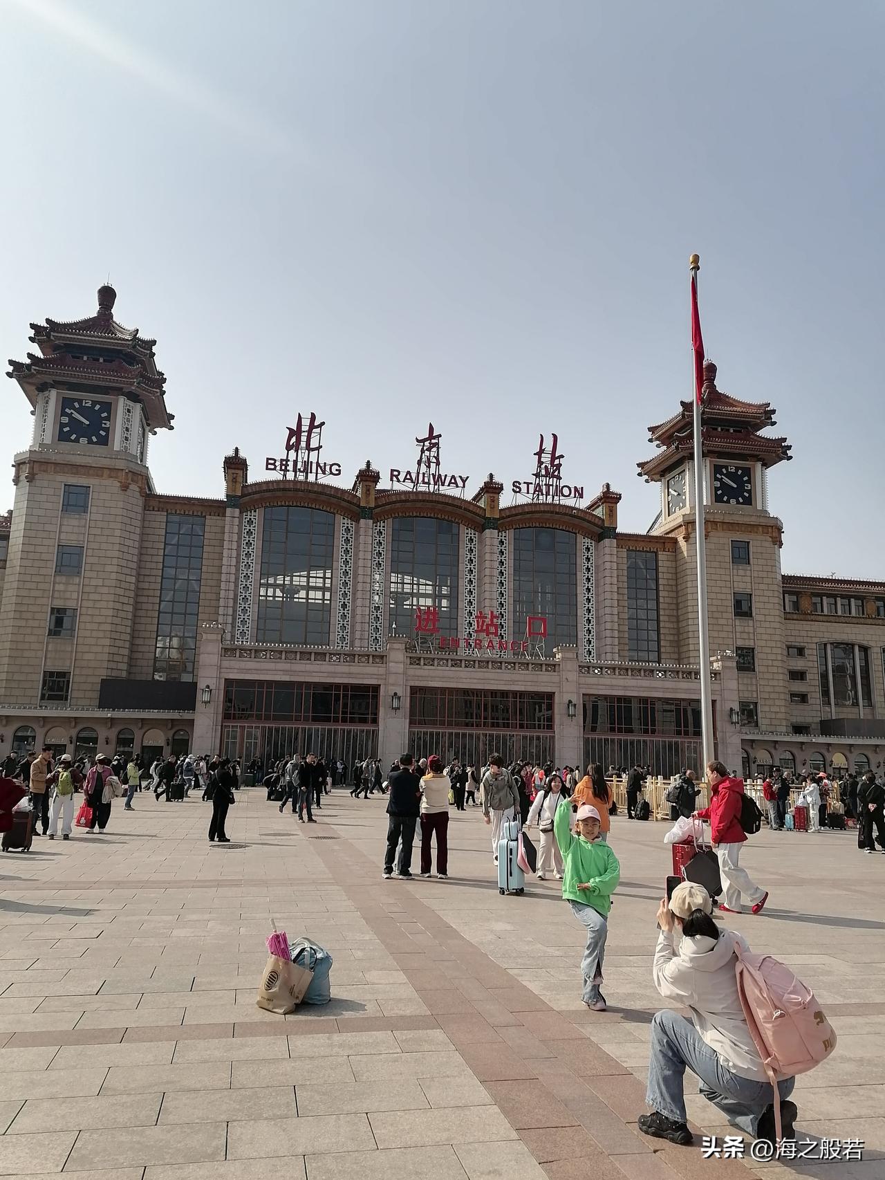 我的行李箱太大了，怎么放行李架上呢，刚找到座位，我对面的一位男士就直接帮我放好了