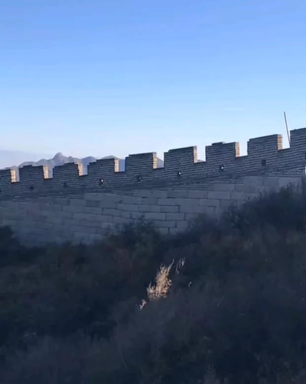 小草从青绿到枯黄，没有人看见它的存在，而它还是它，年复一年。站在长城之上，仿佛耳