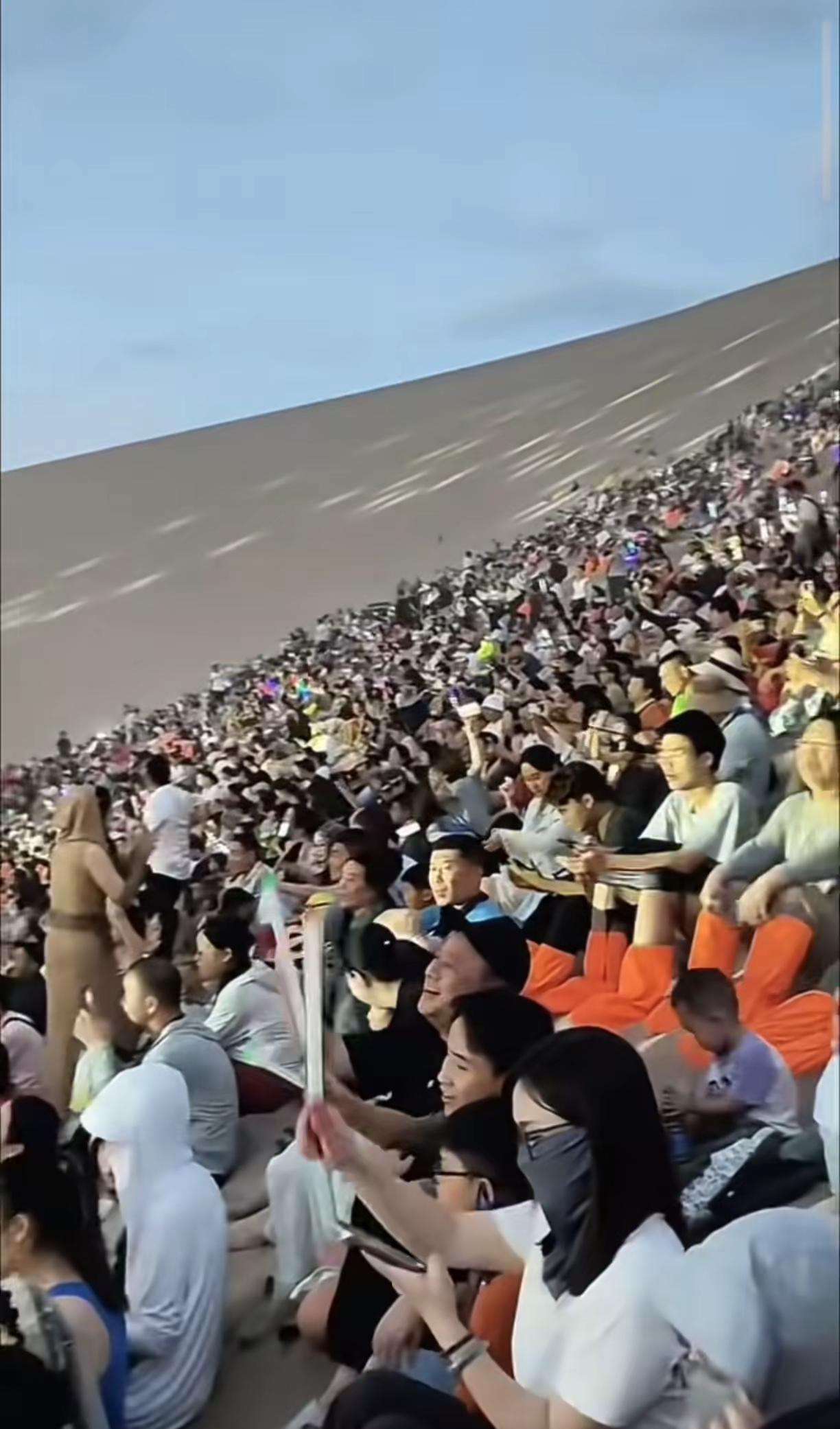 沙漠音乐节观众 呜沙山万人演唱会 当代年轻人的精神世界音乐节 手机拍不出现场的震