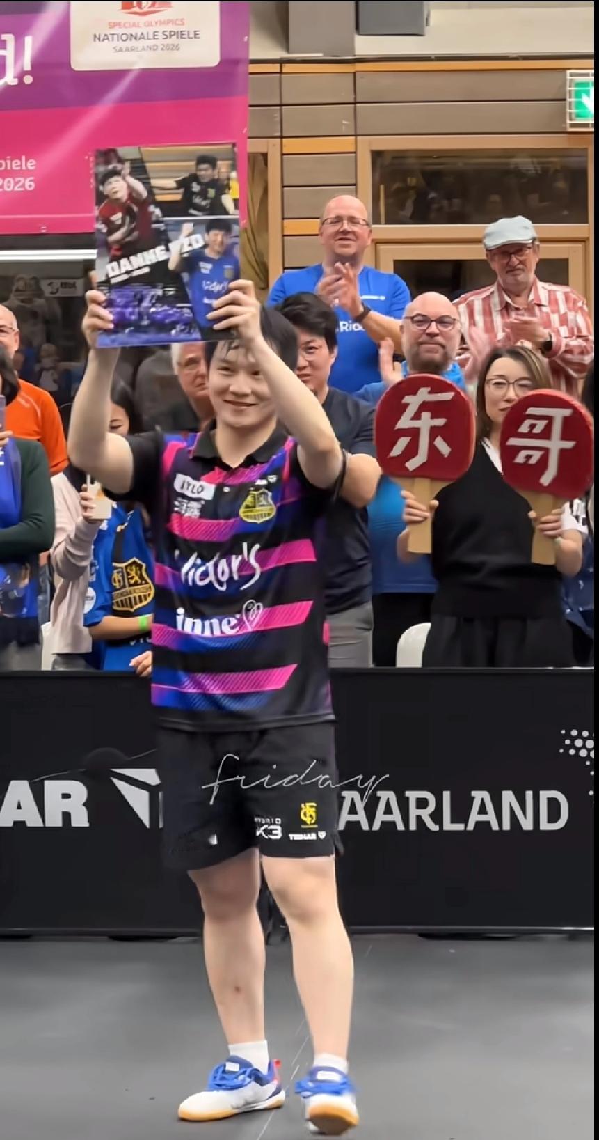 樊振东萨尔布吕肯主场收官，双向奔赴的告别看哭了😭
 
刷到樊振东德甲最后一场主