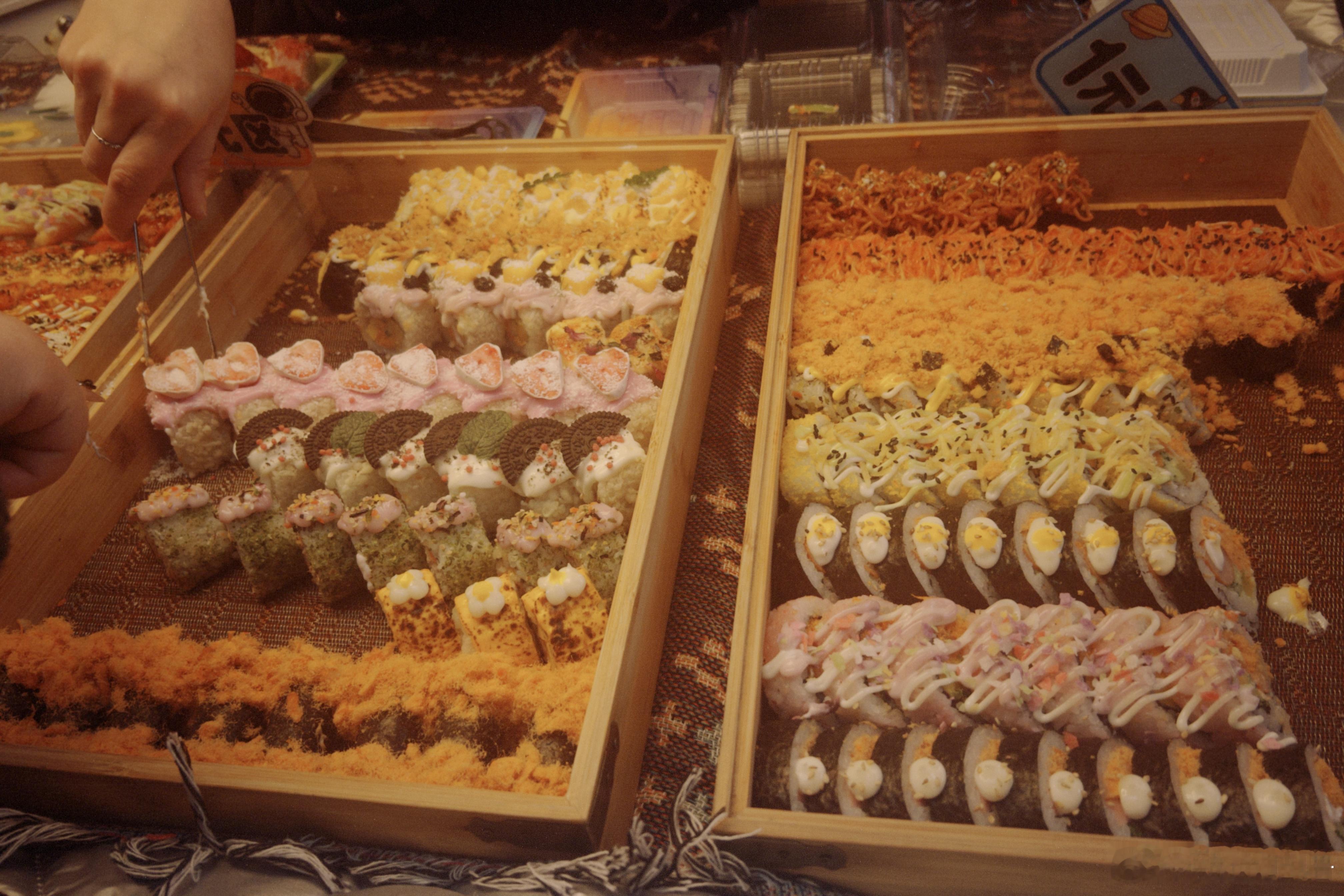 随手拍夜市觅食三件套：寿司万物皆可卷的卷饼冰糖葫芦把快乐一口闷！周末愉快结束🔚