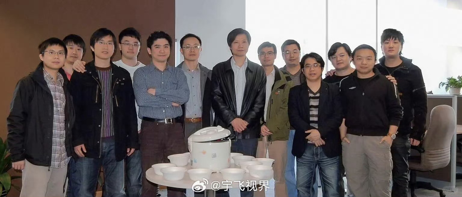 两位小米联合创始人退出小米科技公司治理层面的正常调整，被误解成动荡，只能说明对V