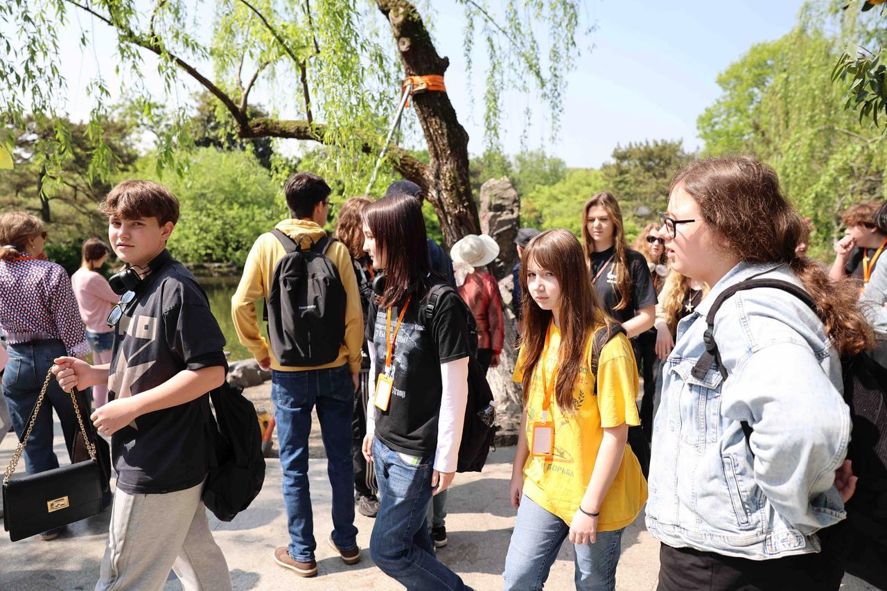 俄罗斯中学生长啥样？今天在杭州西湖景区花港公园见到很多