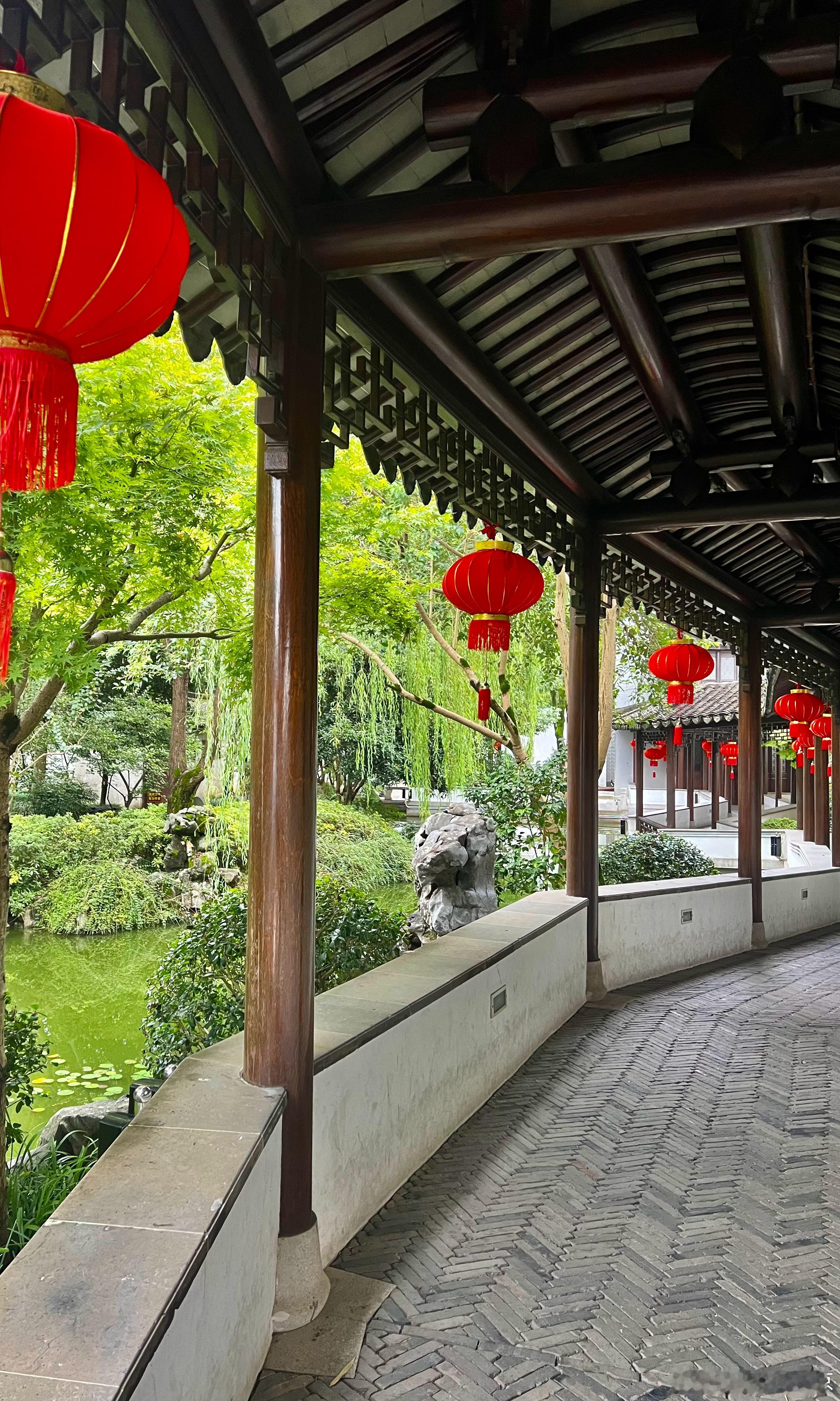 国庆快乐祝福祖国大美中国上海风情 秋霞圃长廊 国庆挂红灯打卡美丽的中国超话  ​