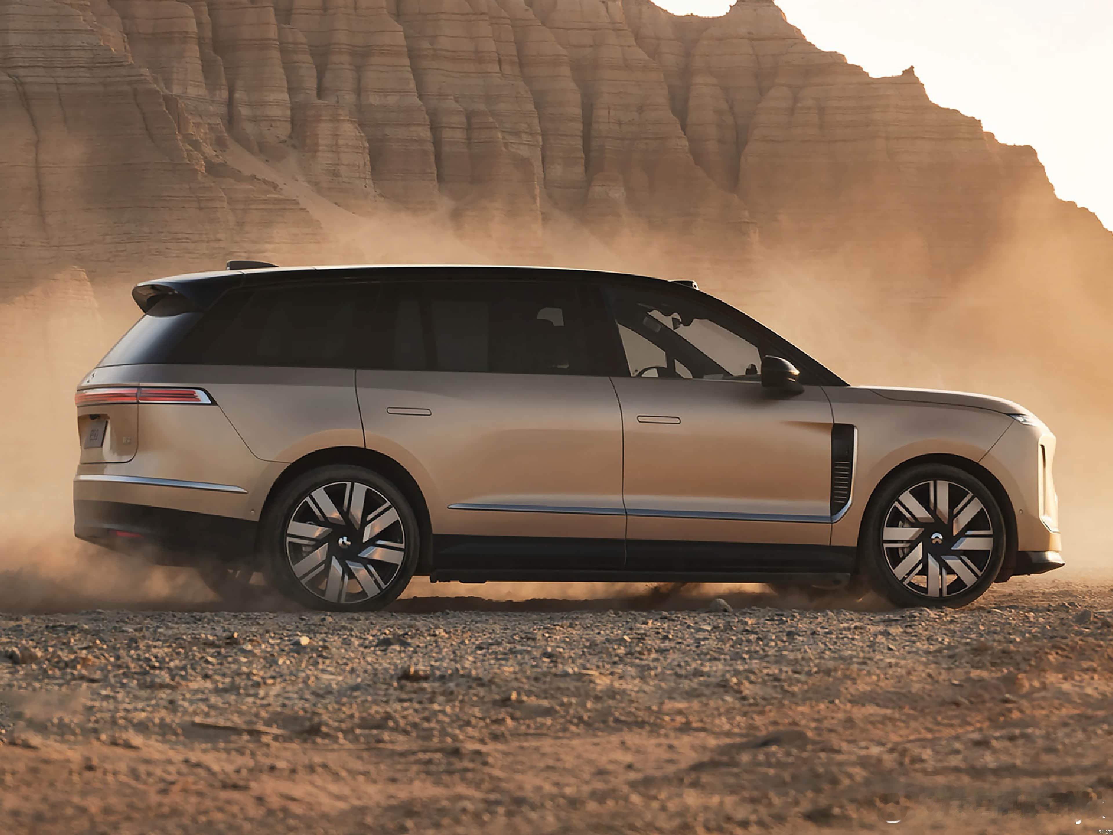 中国智能底盘引领全球蔚来在北京车展展示天行智能底盘，集成线控转向与液压全主动悬架