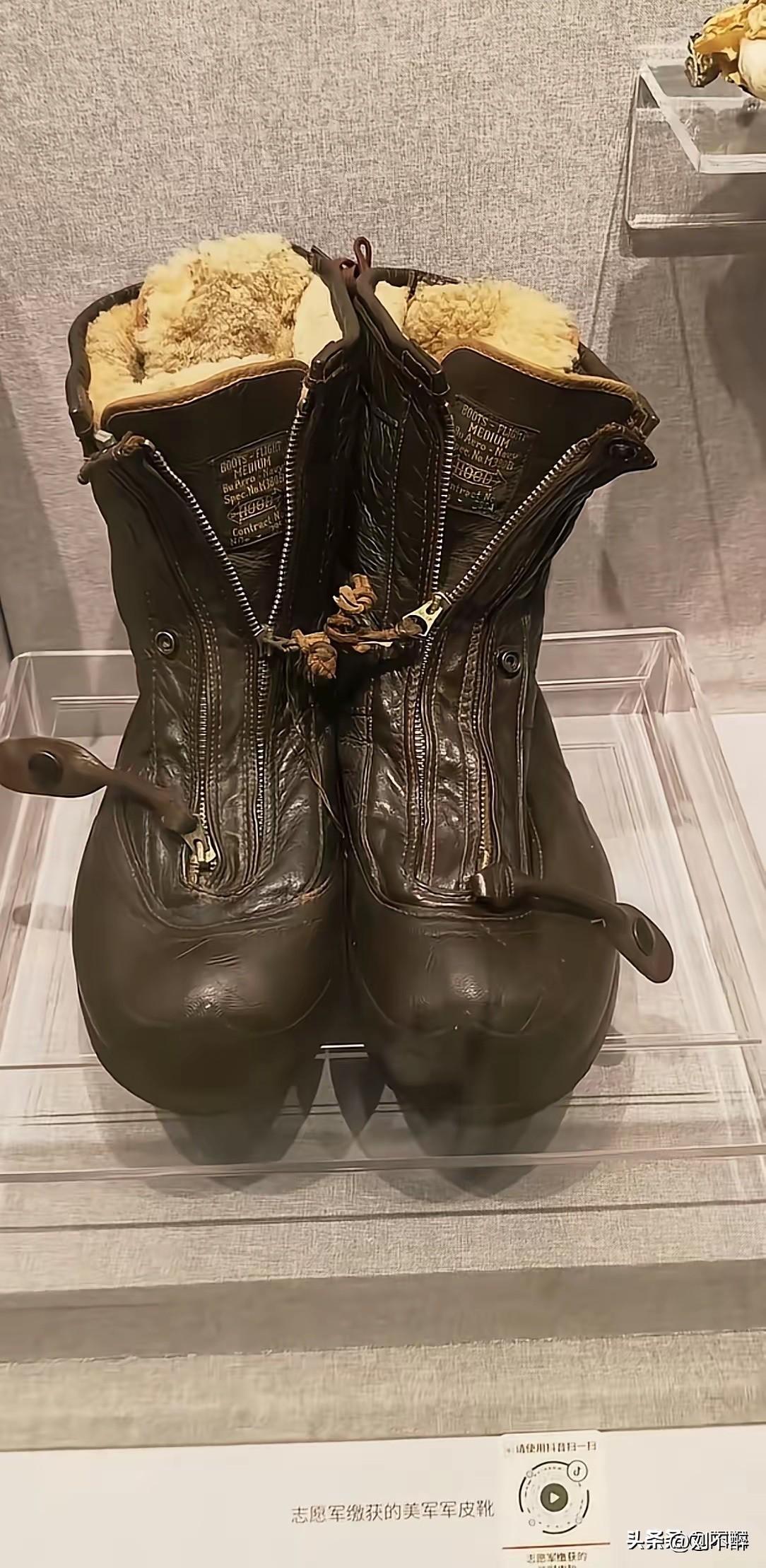 1950年，志愿军缴获了美军的军靴。
乍一看，
这款靴子设计美观，款式新颖，
更