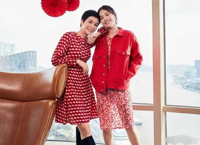 马思纯的小姨居然是蒋雯丽！一家子都是美人，蒋雯丽和马思纯亲密的依偎在一起，像是无