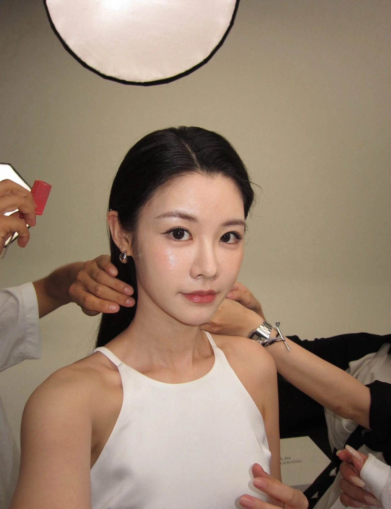 姜乘澜结婚了她的丈夫原本在化妆品公司工作，日常需要对接达人，正是丈夫最早建议她尝