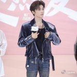 侯明昊在保定出席品牌线下活动时的生图，简直是绝绝子！颜值在线，气场全开，网友们纷