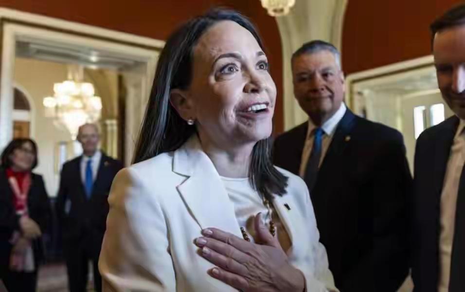 马查多将诺贝尔和平奖章“转赠”特朗普，看似精明的政治投诚，实则是委身强权的无奈之