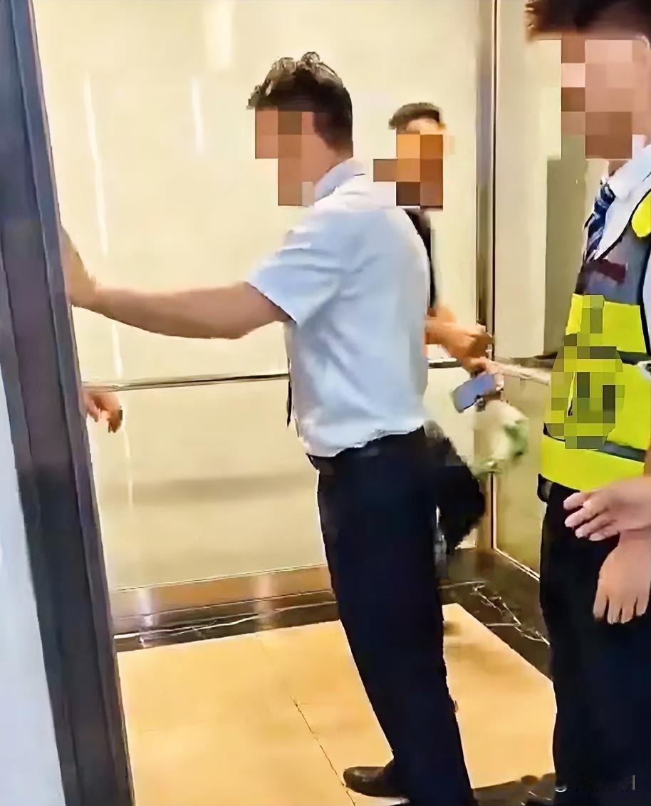 把外卖员逼到崩溃
这些物业人员太没良心，都是打工人不能相互体谅一下吗
一外卖员在